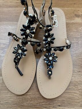 NEW GOGO Black Jeweled Floral T-Strap Sandals - Size 41 (US 10)
